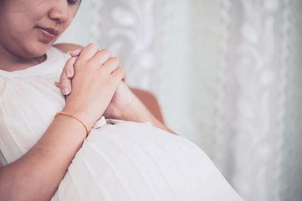 亚洲孕妇在家祈祷图片下载