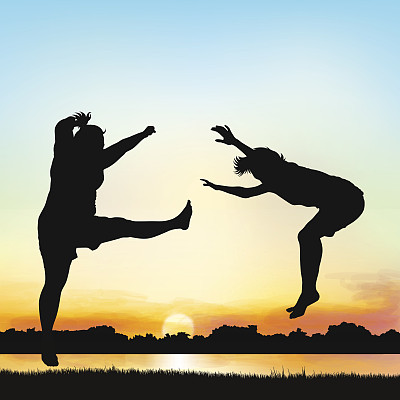 快乐的女孩在跳跃，在剪影艺术上。图片下载