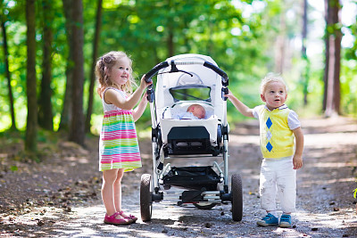 推着婴儿车的孩子图片下载