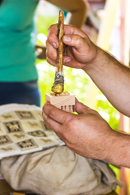 用手在布上画一幅画图片下载