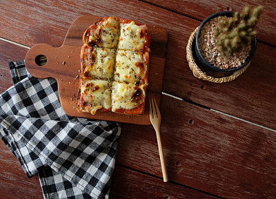 披萨烤面包配番茄酱和火腿芝士选择性聚焦，画面复古风格图片下载
