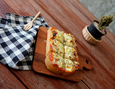 披萨烤面包配番茄酱和火腿芝士选择性聚焦，画面复古风格图片下载