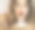 年轻迷人的生日女孩吹灭蛋糕上的蜡烛图片下载
