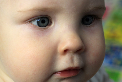 一个10个月婴儿的肖像图片下载