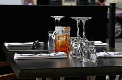 盛有玻璃杯、刀叉的餐桌图片下载