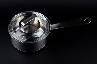黑色背景上的厨房锅图片下载