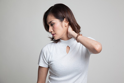 一位年轻的亚洲女性颈部疼痛。图片下载