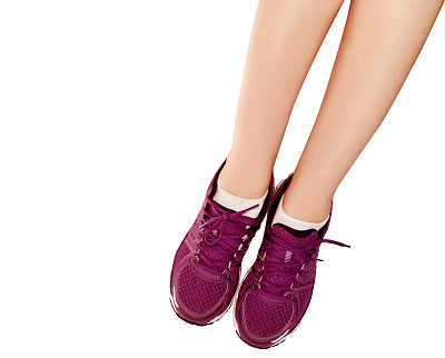 美丽的女人腿在运动鞋孤立在白色的背景，俯视图。图片下载