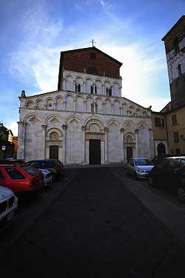 停在教堂外的汽车图片下载