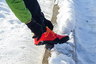 雪地上英俊的年轻跑步者。彩色的照片图片下载
