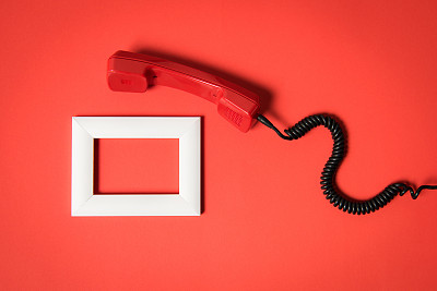 近景的老式电话听筒和白色框架孤立在红色图片下载