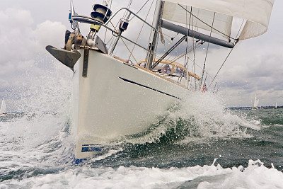 近景帆船，帆船或游艇在海上素材图片