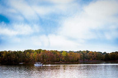 秋天的水上小船图片下载