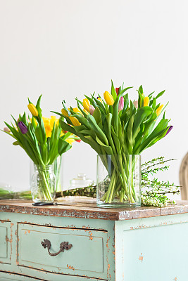 木桌上放着春天的花朵图片下载