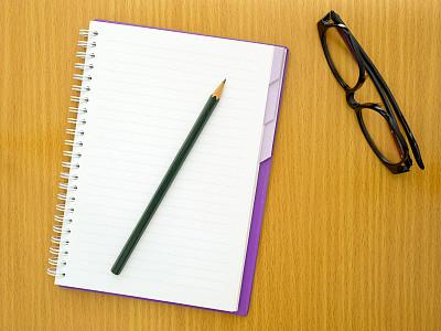 带铅笔和眼镜的空白笔记本图片下载