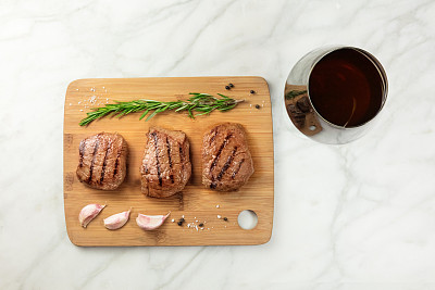 三片熟肉加佐料和酒图片下载