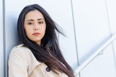 年轻美丽的女子模特微笑着看着相机肖像近距离图片下载