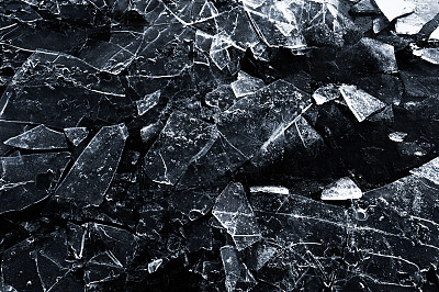 春天的背景-融化和破裂的冰图片下载