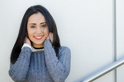 年轻美丽的女子模特微笑着看着相机肖像近距离图片下载