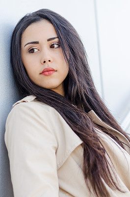 年轻美丽的女子模特微笑着看着相机肖像近距离图片下载