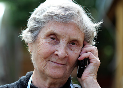 一位美丽的老妇人图片下载