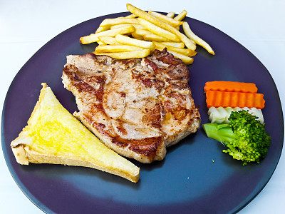 烤猪排配面包和炸薯条图片下载