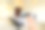高级手持遥控器与模糊的房间背景。现代生活方式的概念图片下载