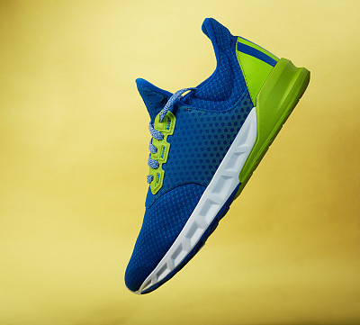 一只彩色的运动鞋图片下载