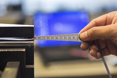 操作员在汽车厂检查间隙和尺寸零件图片下载