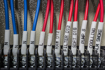 近距离观察控制箱机器的电气线路图片下载