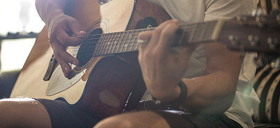 那个弹原声吉他的家伙图片下载