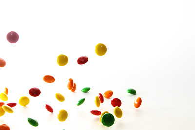 彩色糖果在白色的背景图片下载