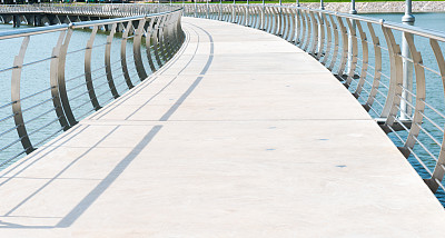 人行道上的湖图片下载