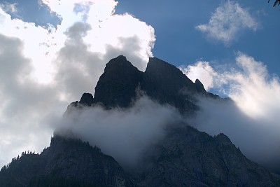 多雾的山图片下载