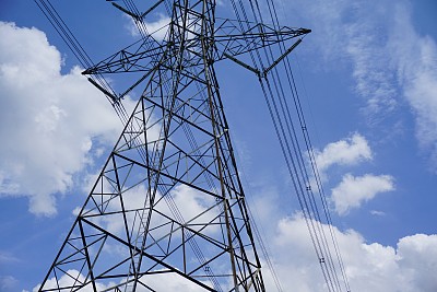 高压电力塔架和线路电缆图片下载