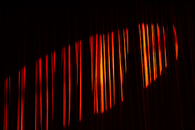 红色的窗帘和灯光。图片下载