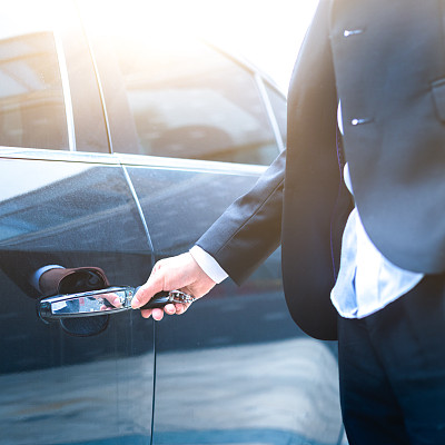 商人的手用钥匙打开车门图片下载