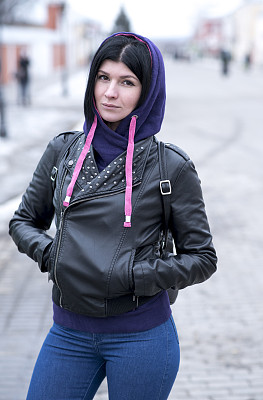 年轻的黑发在春天的户外摆姿势图片下载