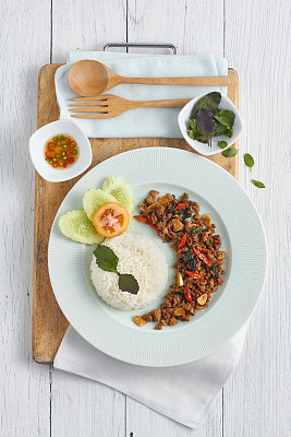 米饭配炒猪肉和罗勒。图片下载