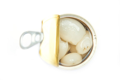 把罐头放在罐头食品上图片下载