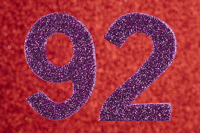 92号，红色背景上的紫色。周年纪念日。图片下载