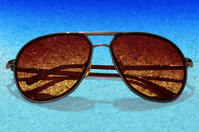 男人的太阳眼镜在阳光下图片下载