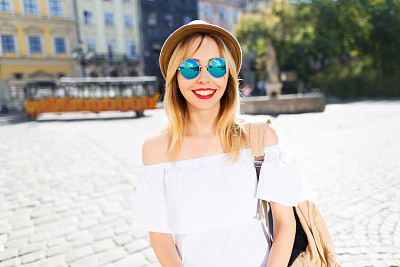 可爱的旅游女孩在老城的背景图片下载