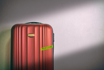 四轮硬壳红色手提箱图片下载