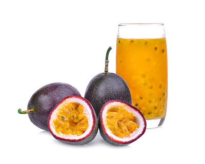百香果和果汁分离在白色背景图片下载
