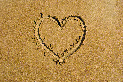 心在沙滩上。图片下载