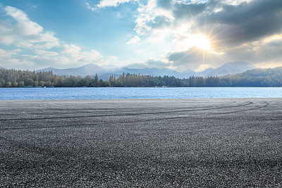 沥青路面和山背景图片下载