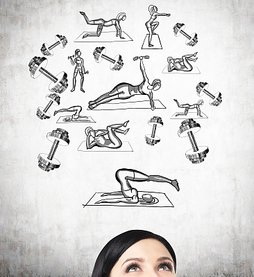 正在考虑培训的女人图片下载