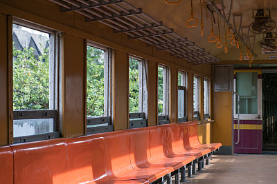 旧电车的废弃座位图片下载