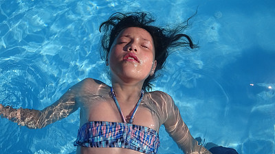 仰卧在水池中休息图片下载